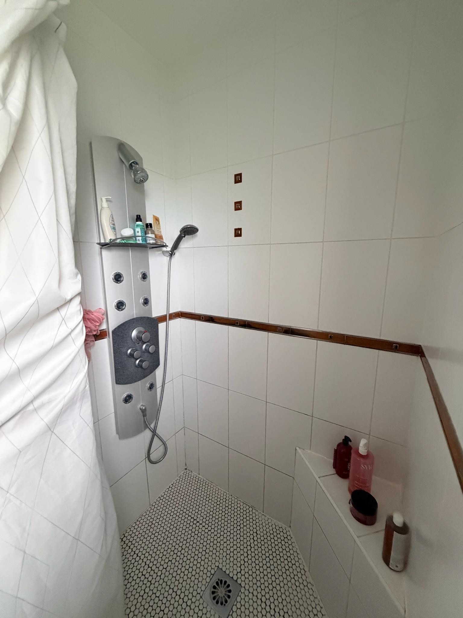 Transformation complète de cette douche avec la pose de plaques de Dibond pour créer une surface parfaitement lisse et régulière. Les parois ont ensuite été habillées d’un revêtement architectural effet cuivre, associé à un noir mat pour apporter du contraste et un style résolument moderne. Une rénovation sur mesure réalisée sans démolition complète de l’existant. ReStyle réalise vos projets de rénovation et de covering architectural à Thionville, en Moselle, au Luxembourg et dans toute la région Grand Est. - avant